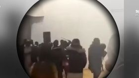 VIDEO Un atac barbar a avut loc într-o școală din Anglia. 50 de adolescenți au fost înarmați cu macete